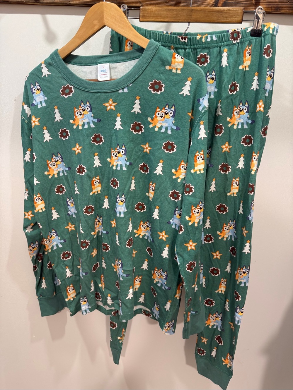 HANNA ANDERSSON Adult Bluey Holiday Long John Pajama Set - Picture 2 of 4